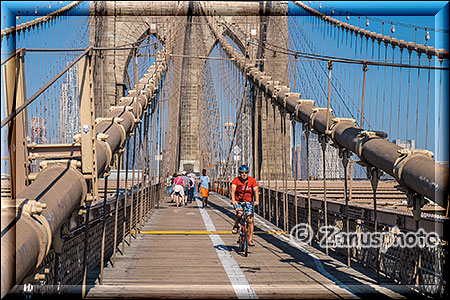Radfahrer und Fussgänger teilen sich den Path über die Bridge
