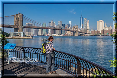 Frau steht am Ufer des Hudson River mit Skyline Blick nach Manhattan