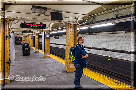 Frau in Subway Station