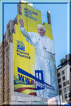 Werbetafel für den Papstbesuch in New York City