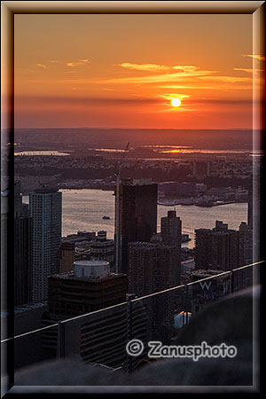 Sonne am Horizont über dem Hudson River