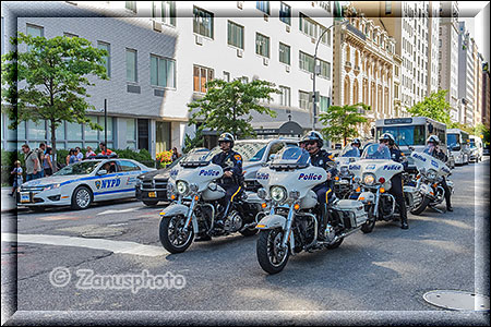 Polizeistaffel auf Motorrädern