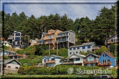 Oceanside verfügt über zahlreiche Holzhäuser nahe am Berghang zum Pacific