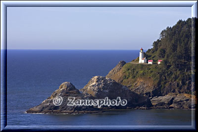 Drei Felsen an der Küste mit dem Lighthouse darauf