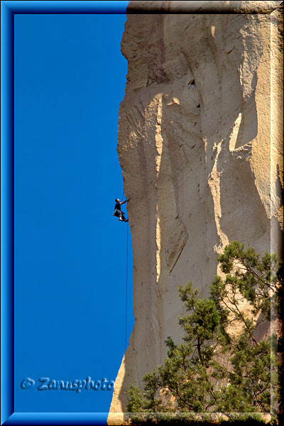 Climber in senkrechter Wand