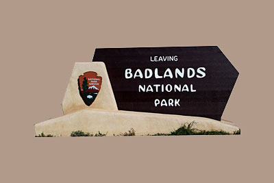 Tafel die das Verlassen des Badlands Park ankündigt