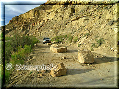 Grosse Felsbrocken versperren den Weg für Fahrzeuge