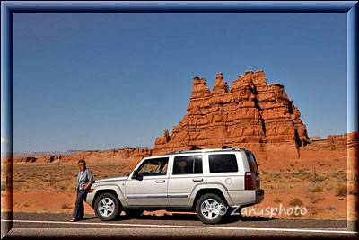 Jeep steht vor Felsgruppe am Highway 24