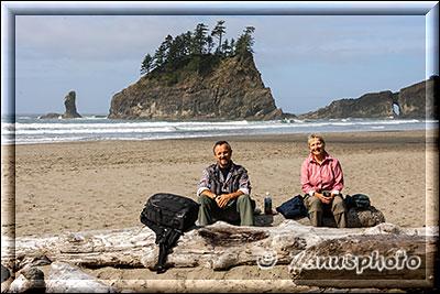 Wanderer sitzen auf Baumstamm an der second Beach