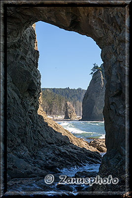 Sea Stack durch das Hole in the Rock gesehen