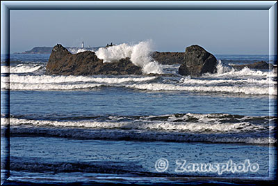 Wellen brechen sich an einem Felsrücken im Ozean