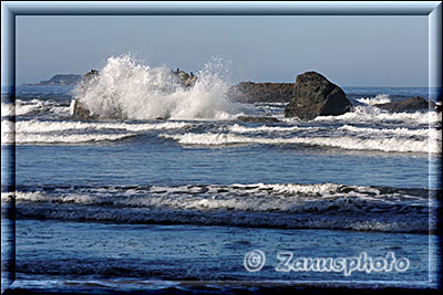 Wild rauschen die Wellen über die Felsen im Wasser