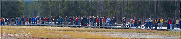 Zuschauer warten auf Ausbruch des Old Faithful Geyser