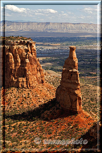 Colorado National Monument, vor uns sehen wir das hohe Independence Monument