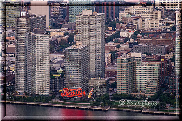 New York City - Empire State Building, Pepsi Cola Werbeschrift am East River Ufer in Queens zu sehen