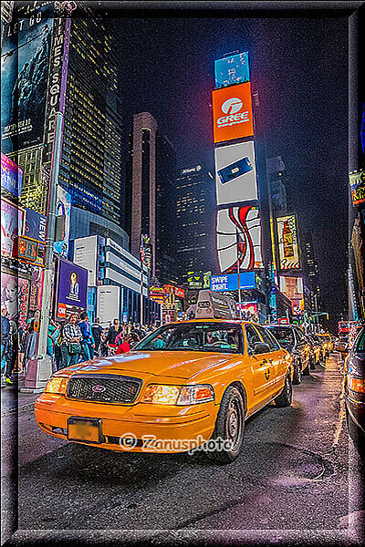 New York City - Times Square, ein Taxi wartet an einem Signal Light auf das grüne Signal