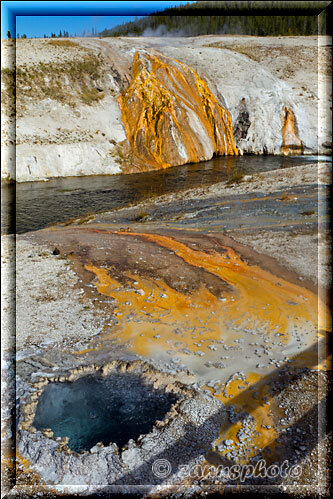 Yellowstone, im Old Faithful Bereich entdecken wir diese Formation am Ufer eines farbigen Geyser Pool