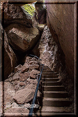 Pinnacles National Park, die Treppe führt uns auch an engen Kriechstellen vorbei nach oben