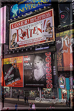 New York City - Times Square, beinahe alle Wände der hier stehenden Gebäude sind mit Plakatwerbung behängt