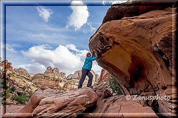 Capitol Reef, meine Frau steht vor einem riesigen Felsblock am Wegesrand