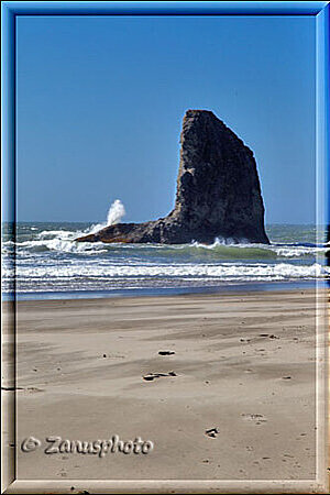 Bandon Beach, ich entdecke einen hohen Sea Stack direkt vor mir im Wasser