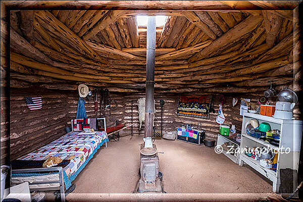 Canyon de Chelly, im Hogan können wir uns umschauen und entdecken doch auch moderne Einrichtungen