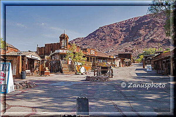 Calico Ghosttown, jetzt stehen wir auf der Plaza von Calico und schauen uns um
