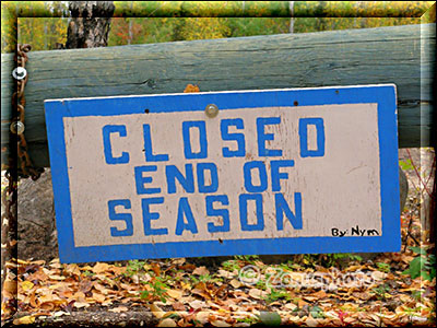 Closed, End of Season, Schild am Sambaa Deh Campground