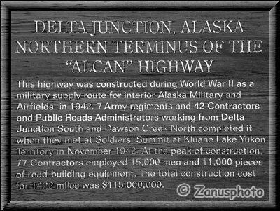 Eine Infotafel die über den Alaska Highway berichtet