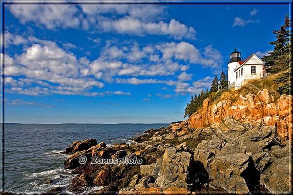 New England - Maine, vom Strand blicken wir hinauf zum Bass Harbor Head Lighthouse