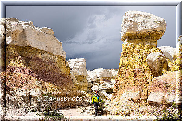 Paint Mine, neben einem dicken gelben Hoodoo mit weissem Hut steht meine Frau und ist begeistert