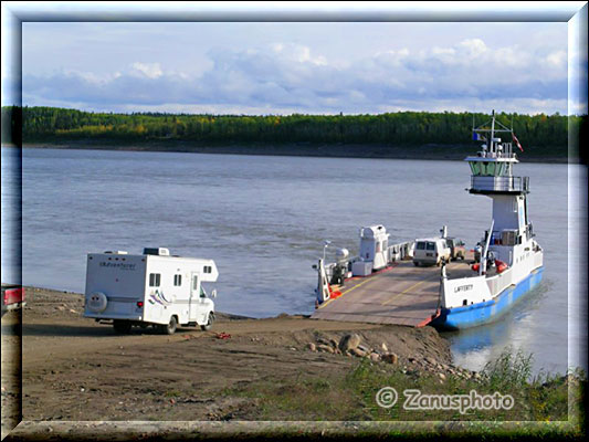 Ferry am Mackenzie River mit Camper