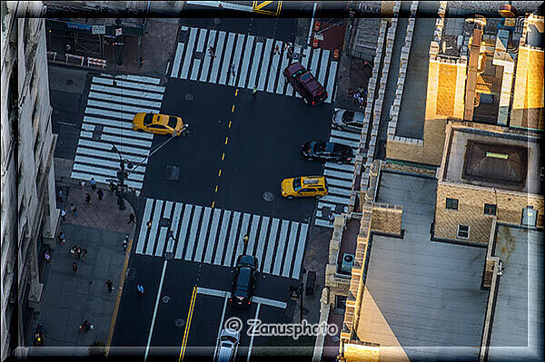 New York City - Empire State Building, 381 Meter unter dem Fotografen eine Strassenkreuzung