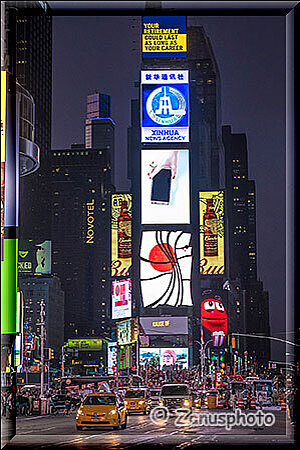 New York City - Times Square, hier sind auch in der Nacht noch viele Taxen unterwegs