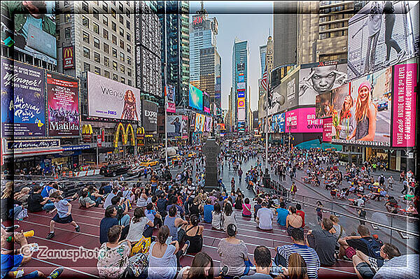 New York City - Times Square, eine Besucherterrasse am Times Square steht für die Besucher zum Aufstieg bereit