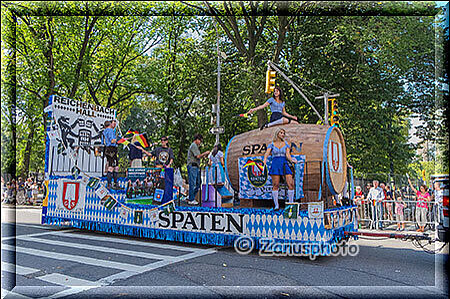 New York City - Steubenparade, Mädels auf einem Festwagen aus Reichenhall