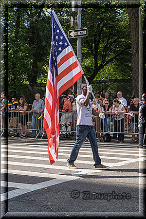 New York City - Steubenparade, Fahnenschwinger im Umzug mit dabei