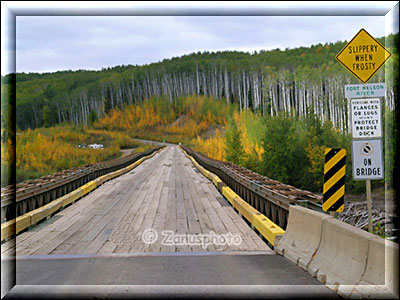 Holzbrücke auf dem Liard Highway nach Norden