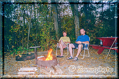 Zwei Visitors am Lagerfeuer