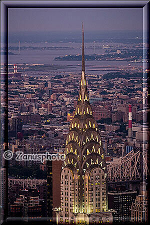 New York City - Empire State Building, das Crysler Building beginnt in der Dämmerung zu leuchten