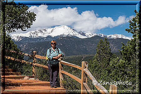 Garden of Gods, meine Frau und dahinter der Pikes Peak Gipfel mit 4301 Meter