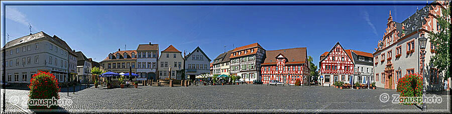 Gross-Umstadt, Panoramaansicht des Marktplatzes mit dem Rathaus