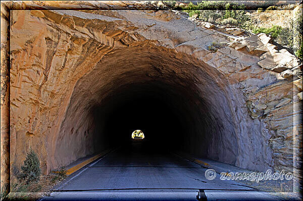 Colorado National Monument, Blick durch den Strassentunnel