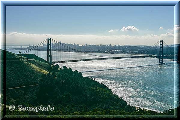 San Francisco, von den Hügeln der Marin Headlands schauen wir auf die Golden Gate Bridge und die Skyline der City