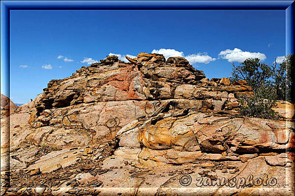 Old Shefield Road, wieder ein Felshügel mit Moqui Scherben rund herum
