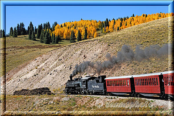 Cumbres Railroad, hoch über der Zugstrecke immer noch gelbe Aspenwälder
