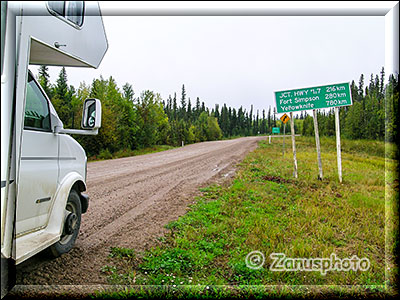 Camper startet auf den Liard Highway