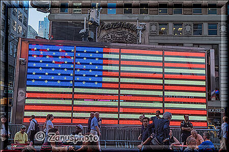 New York City - Times Square, dieses Leuchtplakat kann unterschiedliche Bilder anzeigen