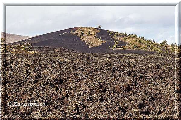 Craters of the Moon, über einem Lavafeld sehe ich den Gipfel des Inverno Cone wo ich den Regenschauer überstanden habe