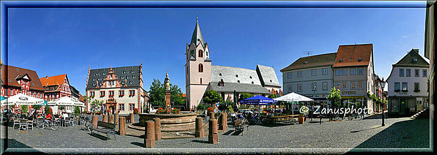 Gross-Umstadt, Ansicht des Marktplatzes mit der Stadtkirche und dem Rathaus 